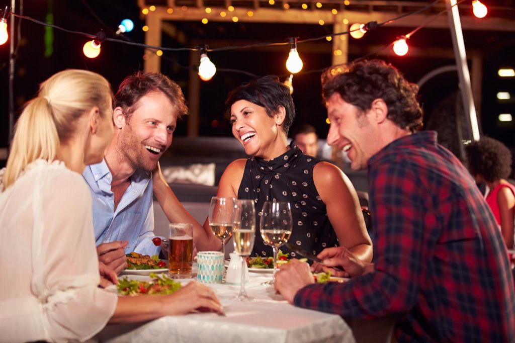 prijatelji večerja zabava pogovor, kako najti prijatelje po 40