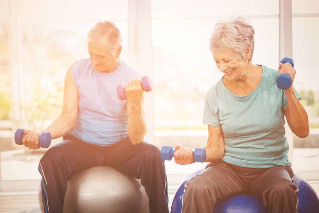 pareja de ancianos felizmente haciendo ejercicio