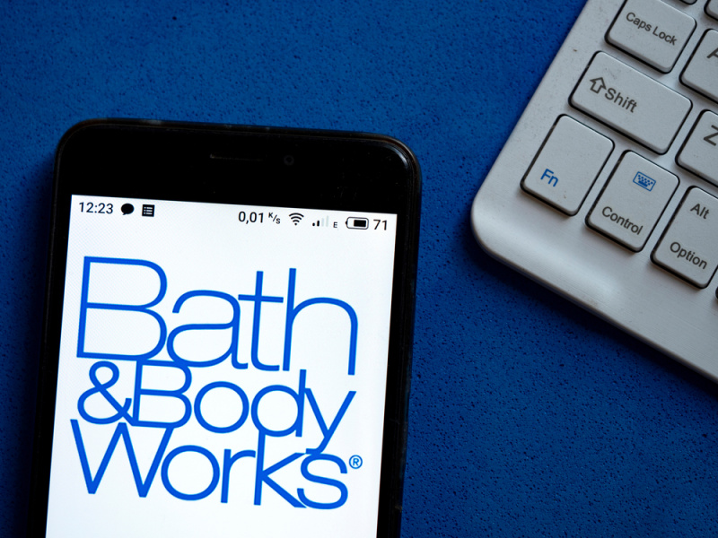   Um telefone ao lado de um teclado com o logotipo da Bath & Body Works exibido na tela