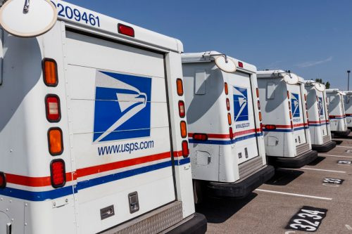   USPS:n postitoimiston postiautot. Posti vastaa postinjakelusta VIII