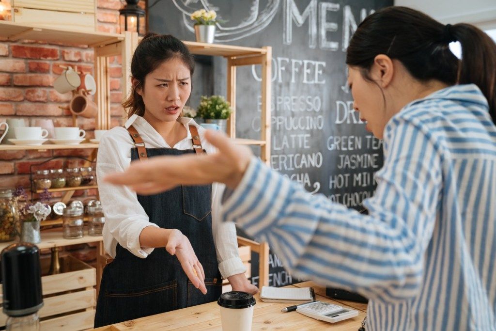 vrouw schreeuwen tegen een barista in een coffeeshop