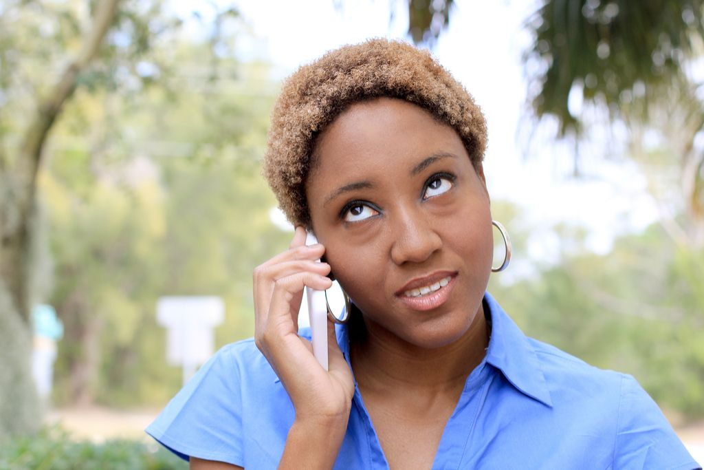 Woman Rolling Eyes on Phone, ne da bi rekel predstavniku službe za stranke