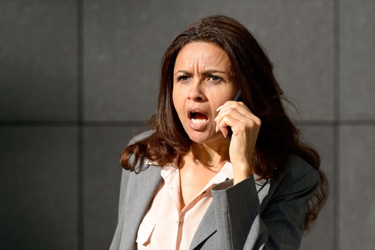 femeie de afaceri țipă de culoare la telefon purtând costum, lucruri pe care nu trebuie să le spui reprezentantului serviciului pentru clienți