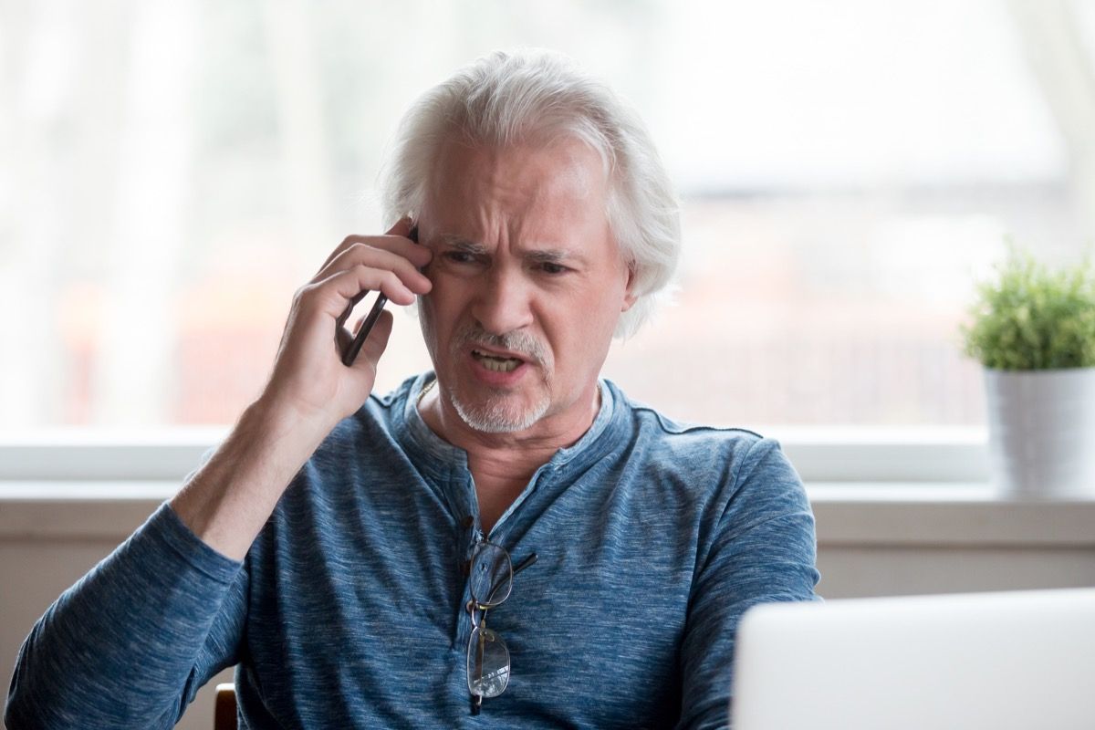 Dusmīgs vecāks vīrietis pa tālruni, lietas, ko neteikt klientu apkalpošanai