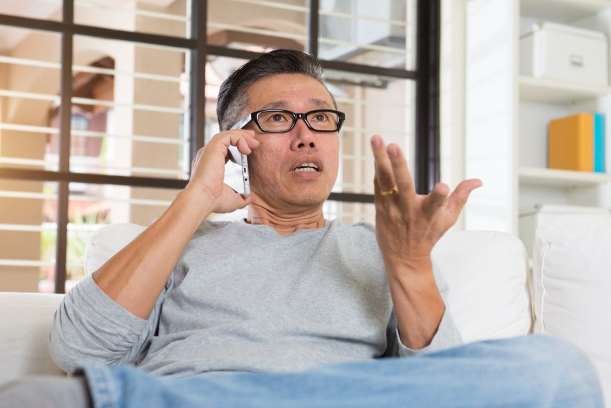 अल्जाइमर के सबसे शुरुआती लक्षणों में फोन पर भ्रमित आदमी