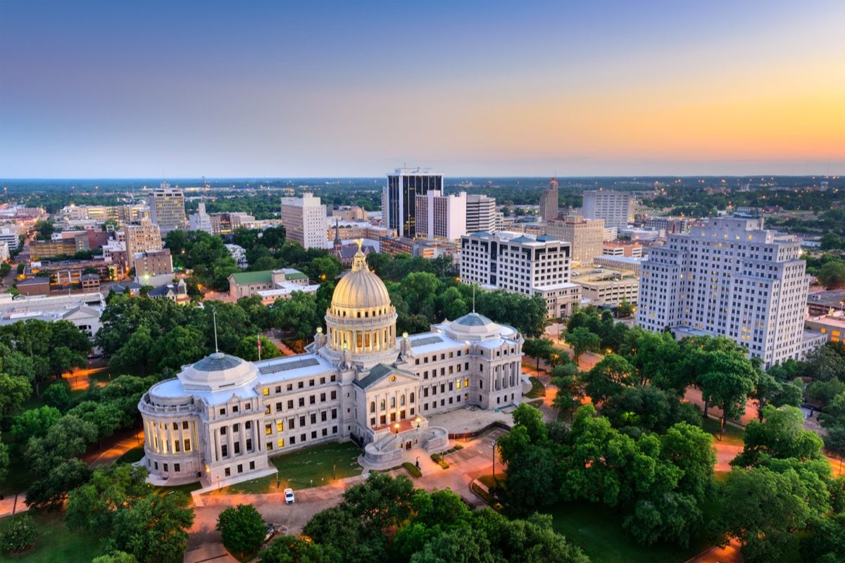 Jackson, Mississippi, USA stadsbild i skymning.