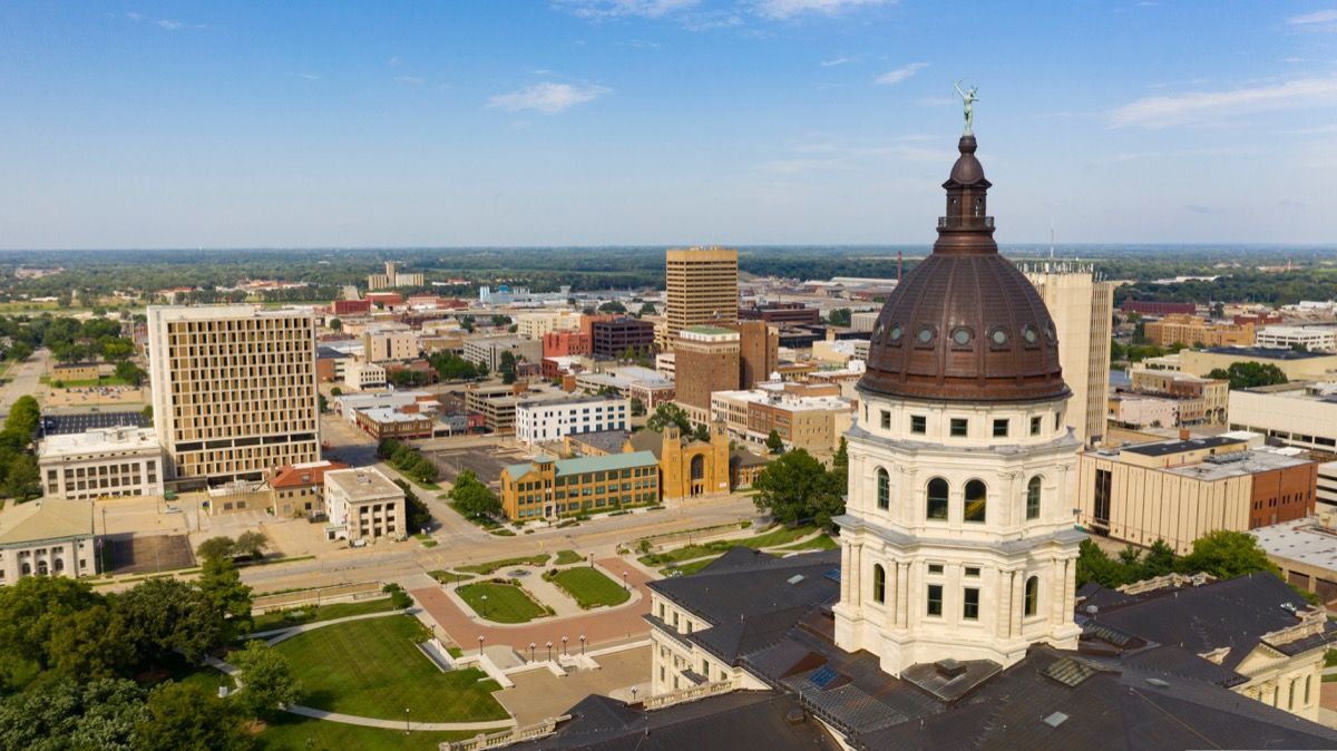 сгради и купола на Купър в центъра на град Топека, Канзас