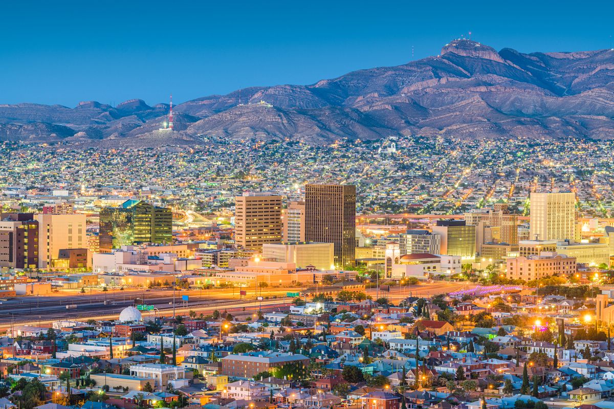 Skyline av El Paso, Texas i skumringen.