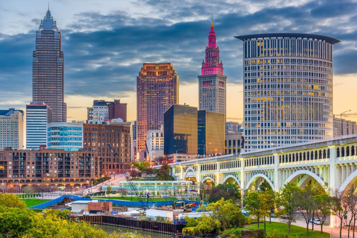skyline ng lungsod sa Cuyahoga River sa Cleveland, Ohio sa pagsapit ng gabi