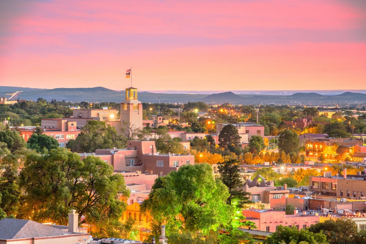 stadsgezicht foto van Santa Fe, New Mexico in de schemering
