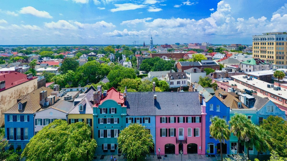 Vista aérea de Rainbow Row no centro de Charleston, SC
