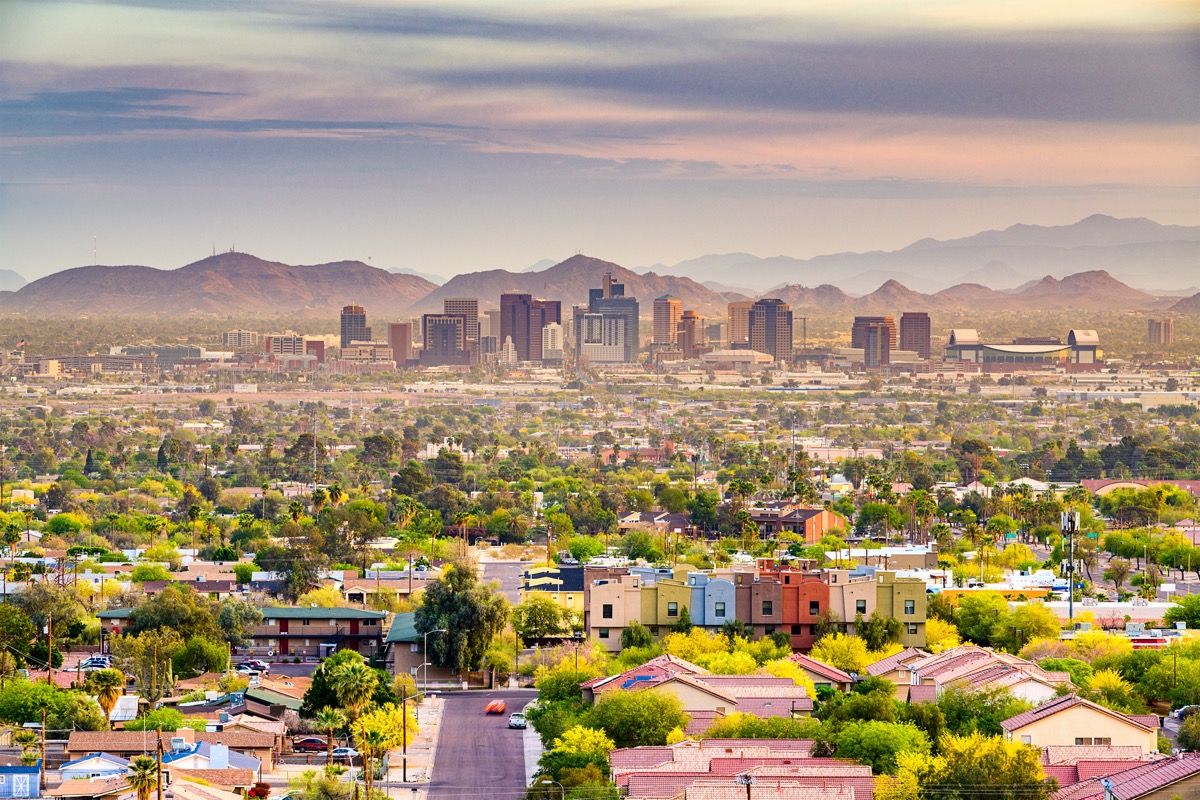 bybildebilde av hjem, bygninger og fjell i Phoenix, Arizona