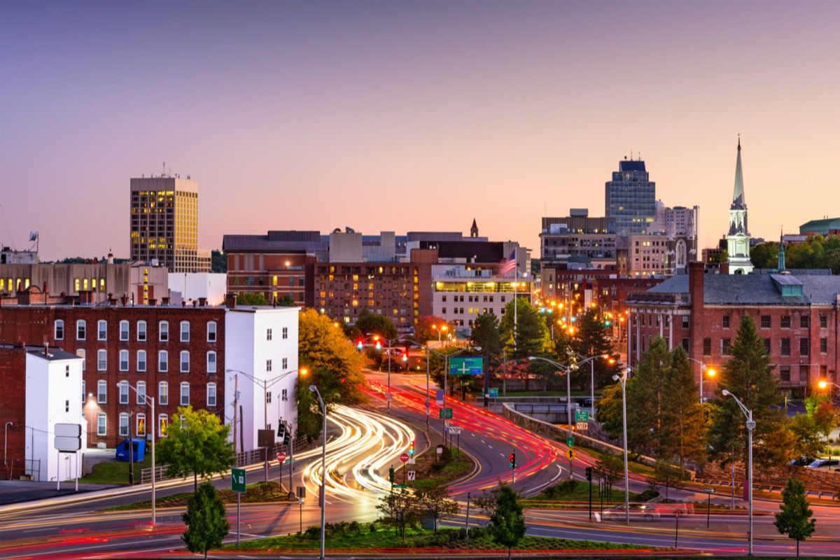 Horizonte de la ciudad y tráfico en rápido movimiento en Worcester, Massachusetts