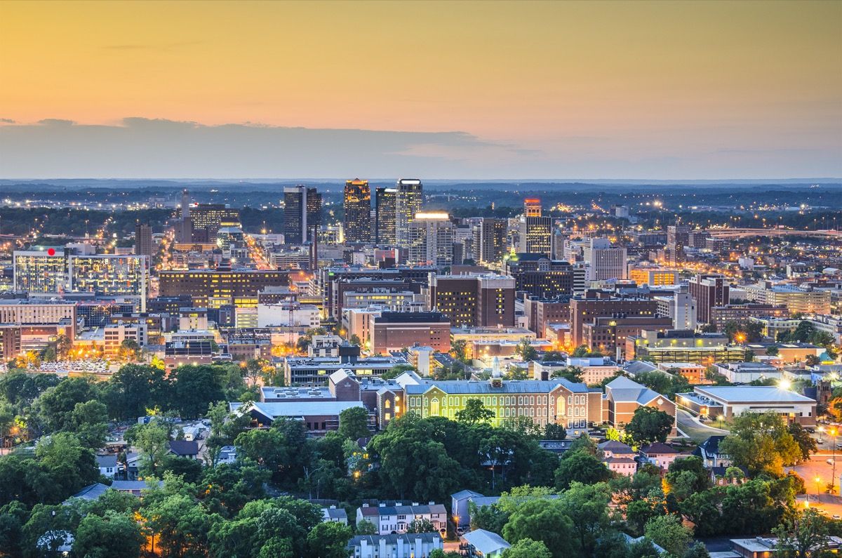 fotografija grada Birminghama u Alabami u sumrak