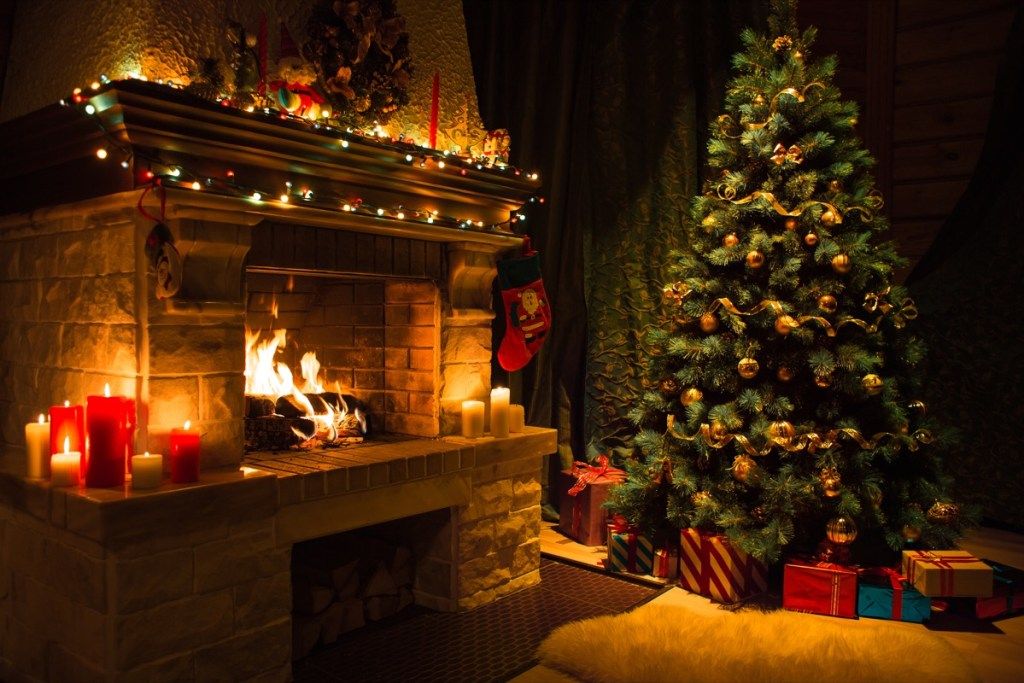 Kalėdų eglutė, papuošta ornamentais ir juostele
