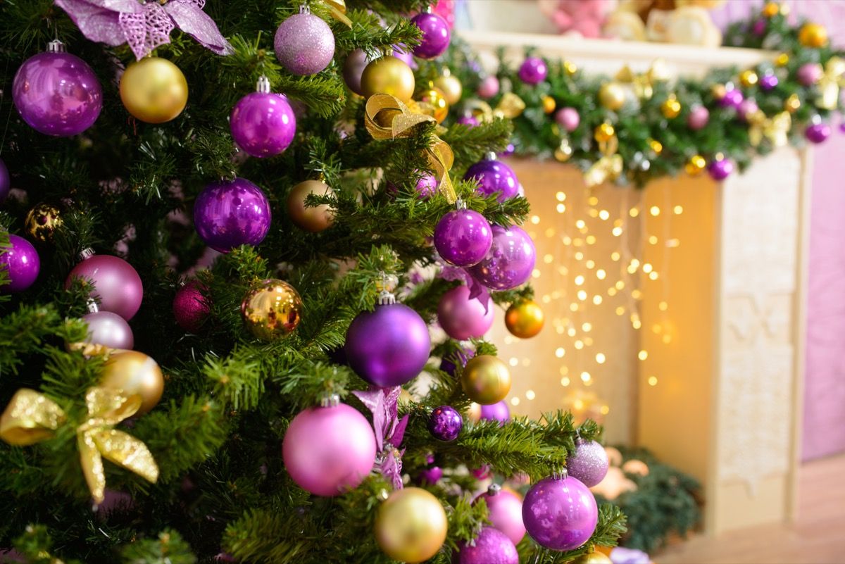 क्रिसमस के पेड़ पर बैंगनी और सोने के गहने