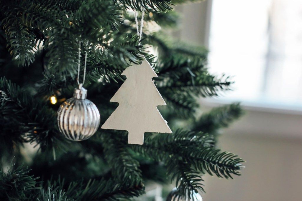 न्यूनतम सजावट के साथ एक क्रिसमस का पेड़