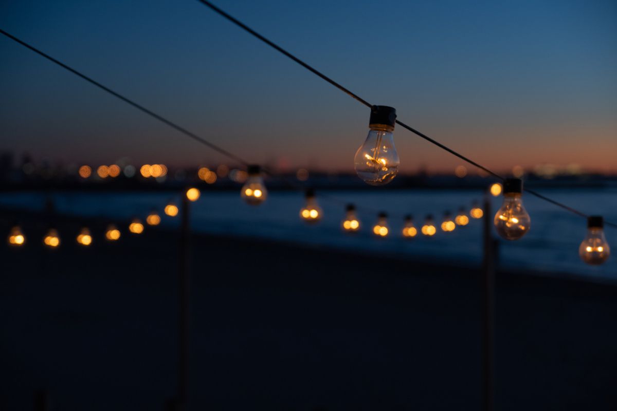 קלוזים של אורות על חוף הים