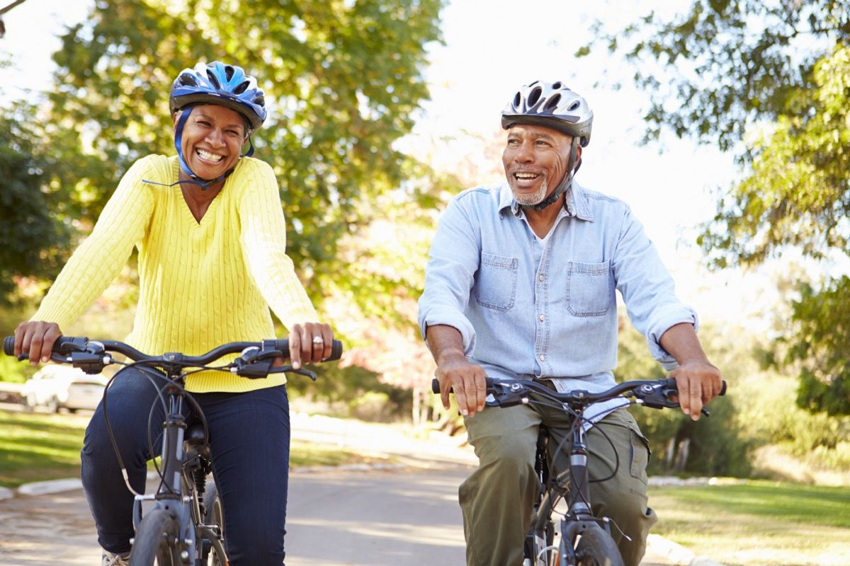 Vyresnio amžiaus pora važiuoja dviračiais, kad sumažintų savo anglies pėdsaką