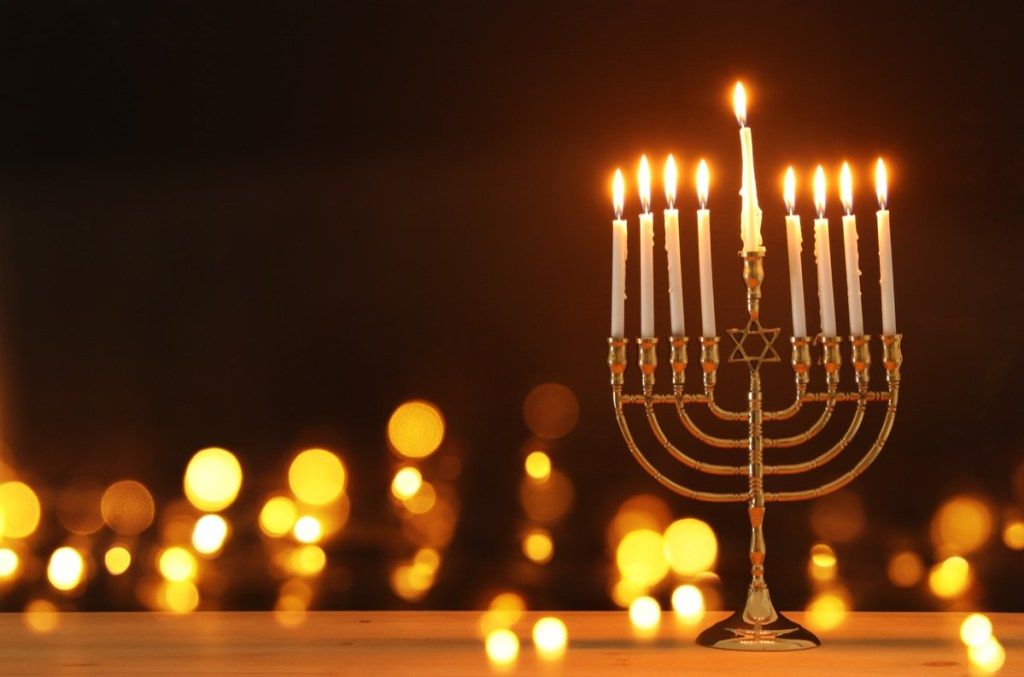 tændt menorah - hanukkah traditioner