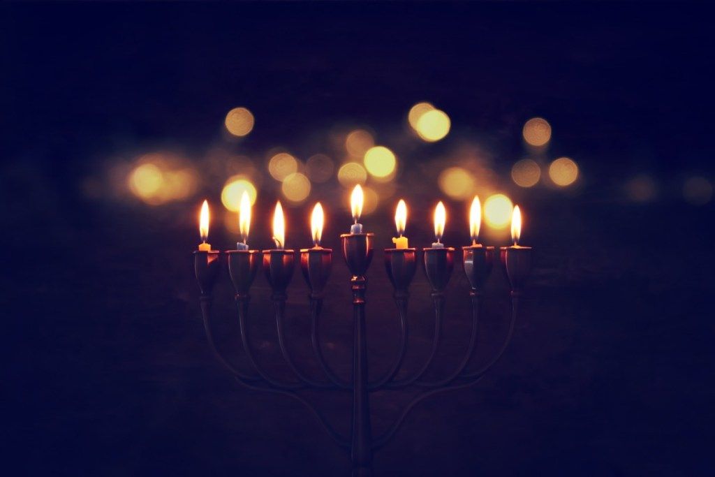 una menora il·luminada a la foscor: tradicions de Hanukkah