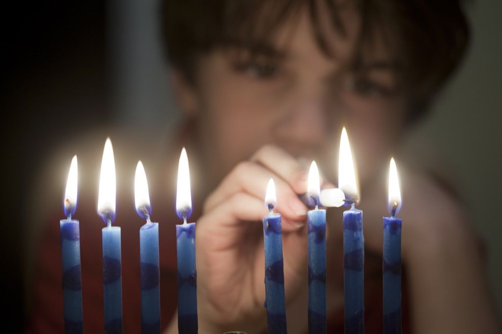 niño de hanukkah velas menorah