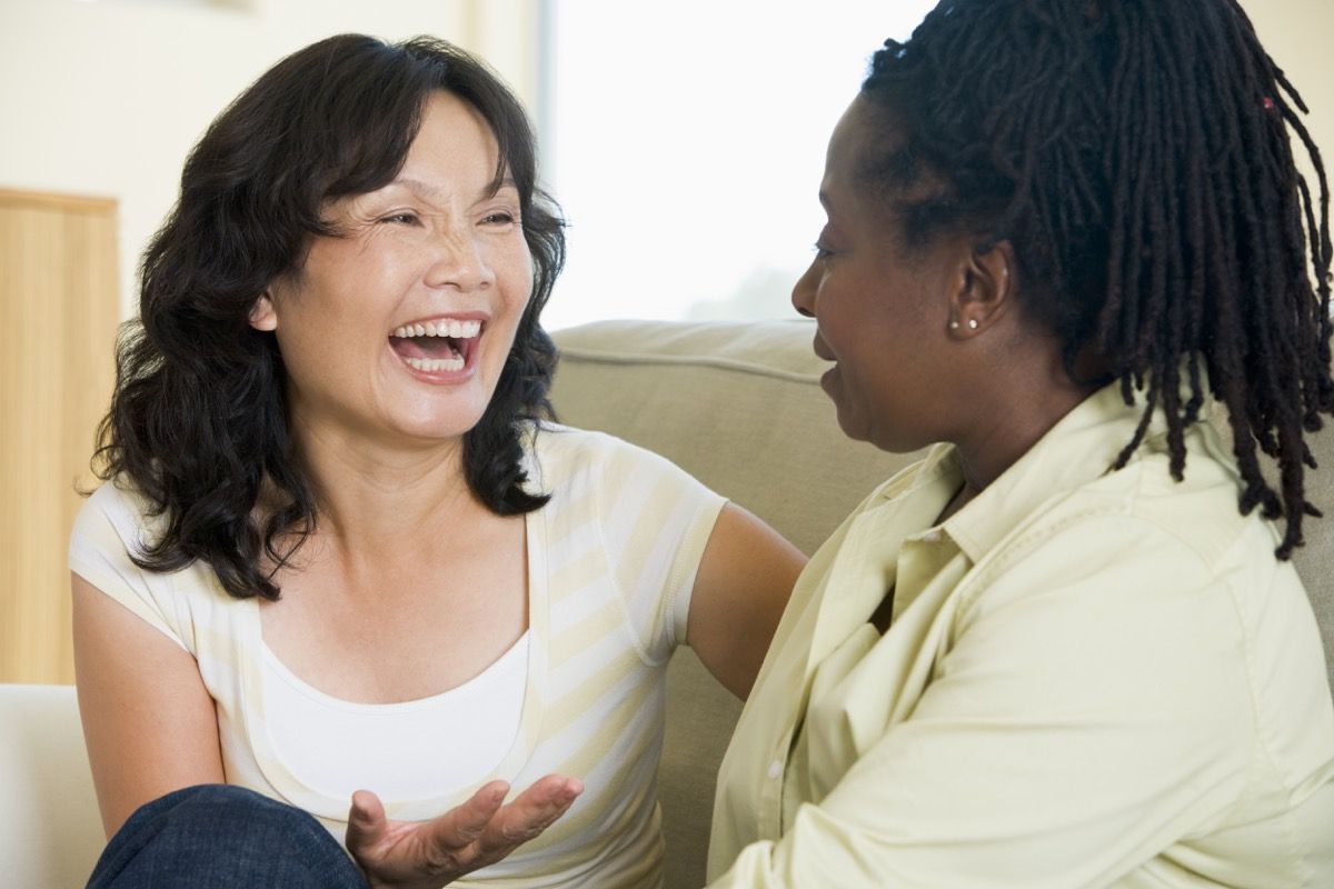 Multikulturalne žene razgovaraju i smiju se