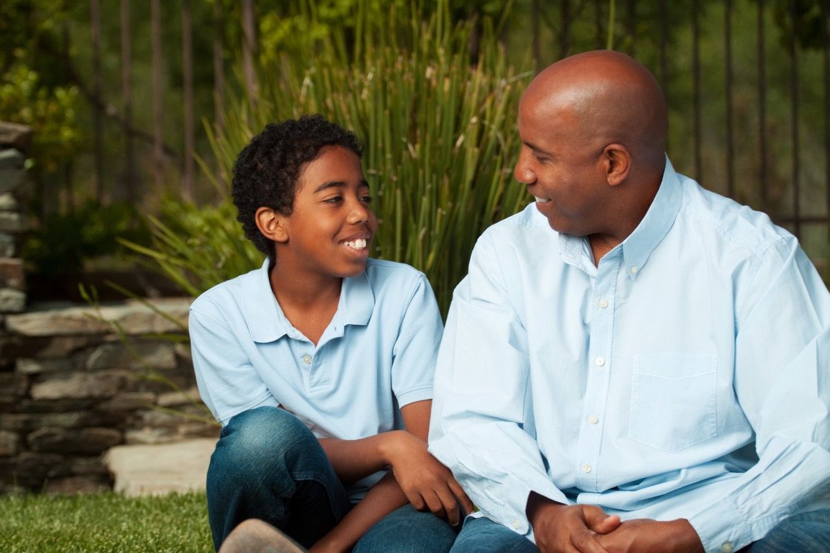 Crni otac i sin razgovaraju
