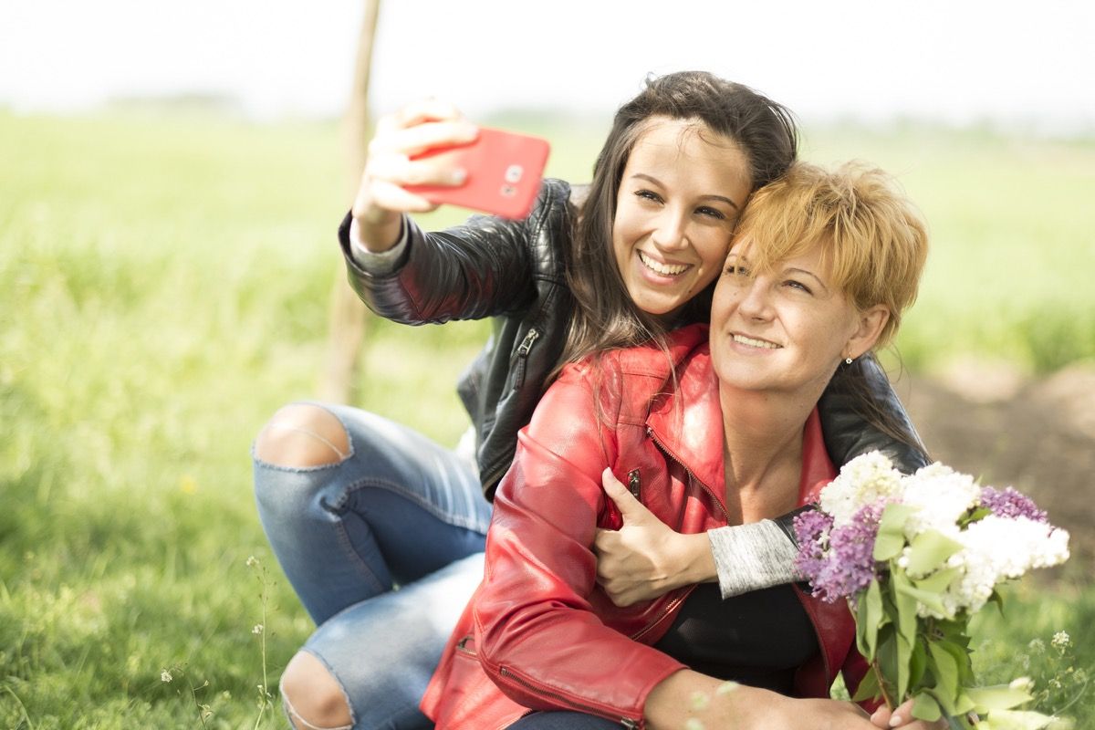 Majka i kći snimaju selfie s cvijećem