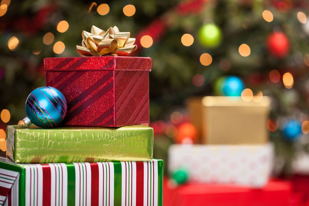 Коледни подаръци под едно дърво Платете напред истории