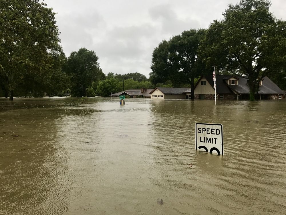 سمندری طوفان ہاروے 2017 ، ہیوسٹن کے کچھ ہی میل شمال میں ، اسپرنگ ٹیکساس میں سیلاب کا۔ رفتار کی حد کا نشان تقریبا مکمل طور پر ڈوب گیا۔