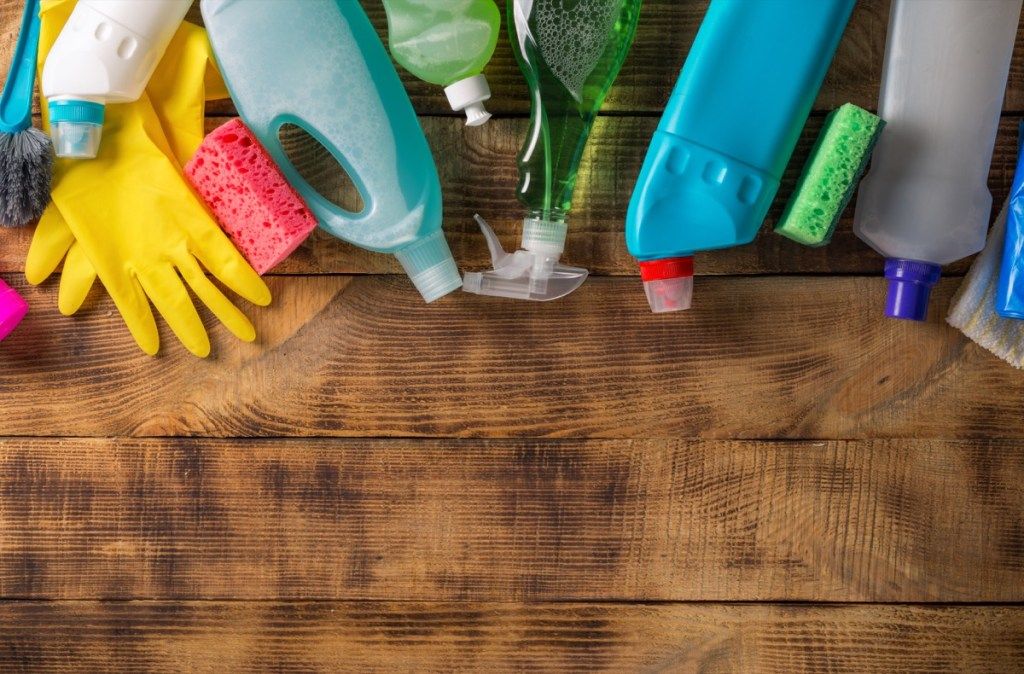 لکڑی کے پس منظر پر مصنوعات کی صفائی ، آسان گھریلو اشارے