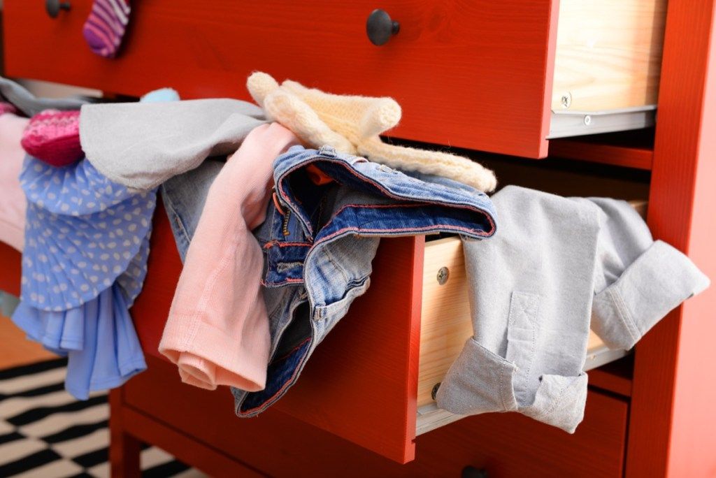 Tiroir à vêtements en désordre, conseils pour la maison faciles