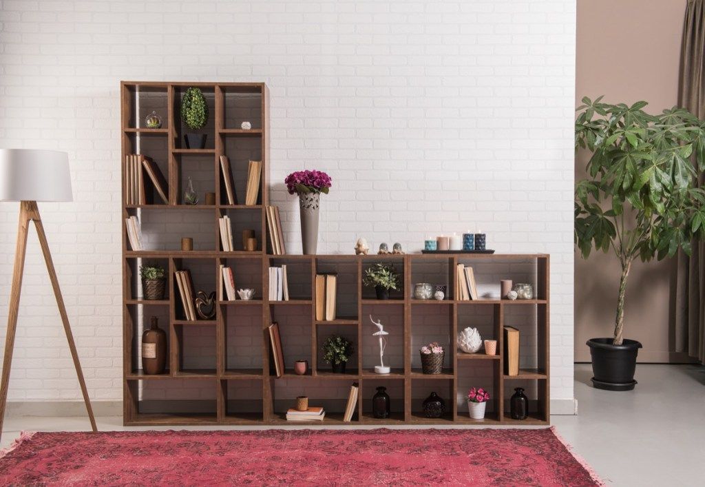 en modern bokhylla av mahogny