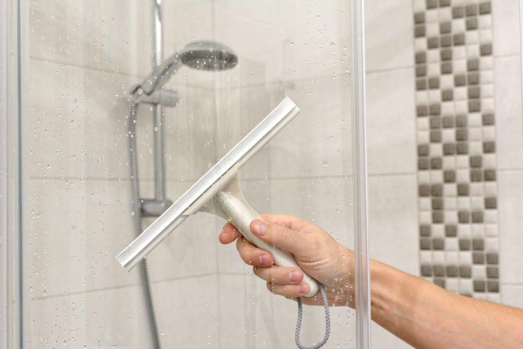 Curățarea unui duș de sticlă