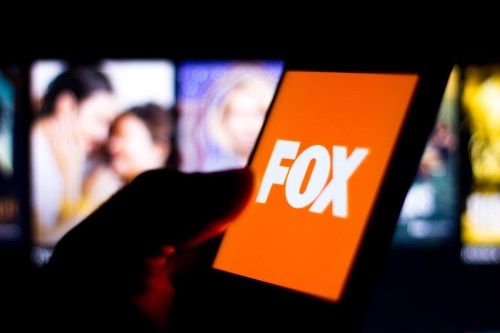 Nuotraukų iliustracija „Fox Broadcasting Company“ logotipas, matomas išmaniajame telefone.