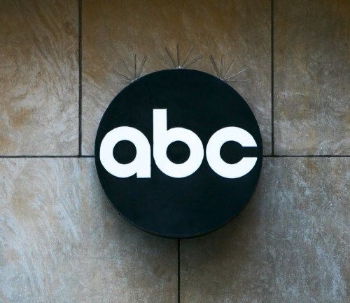 Prie vienos iš ABC kabo Amerikos transliuotojų bendrovės logotipas