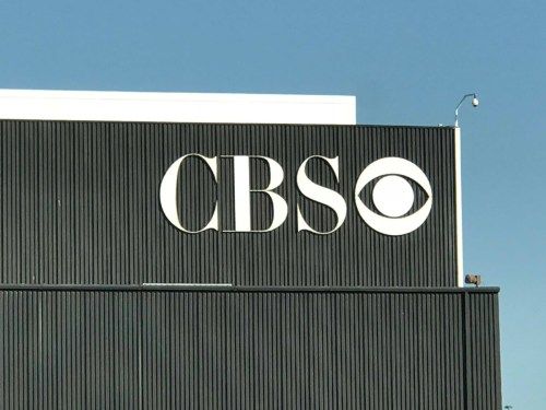 CBS logotipas ant pastato „CBS Television City Studios Lot“, esančio Fairfax prospekte ir Beverly bulvare, Los Andželo Fairfax rajone, viršuje.