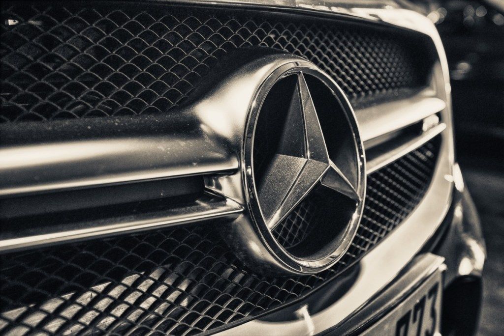 Mercedes Benz logo på grillen