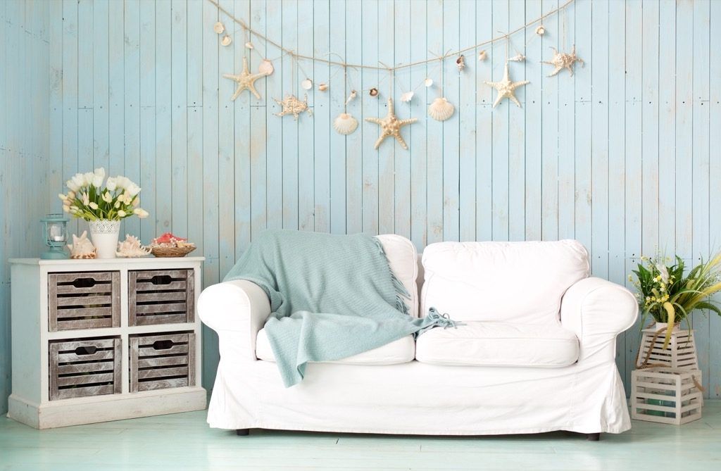 sofa di dekorasi rumah ruang tamu bahari