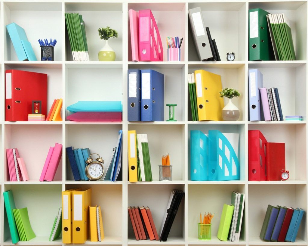 estantes organizados por color consejos de decoración para espacios pequeños