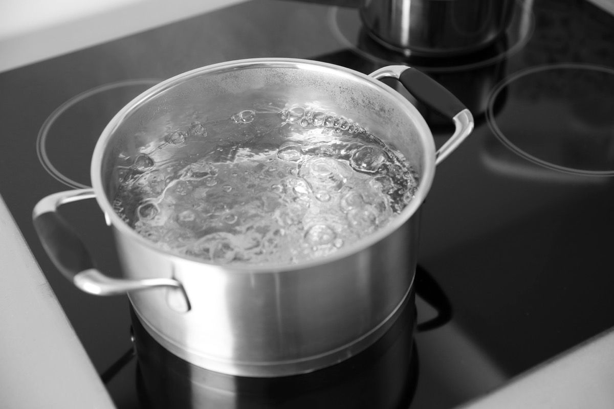 コンロでお湯を沸かす