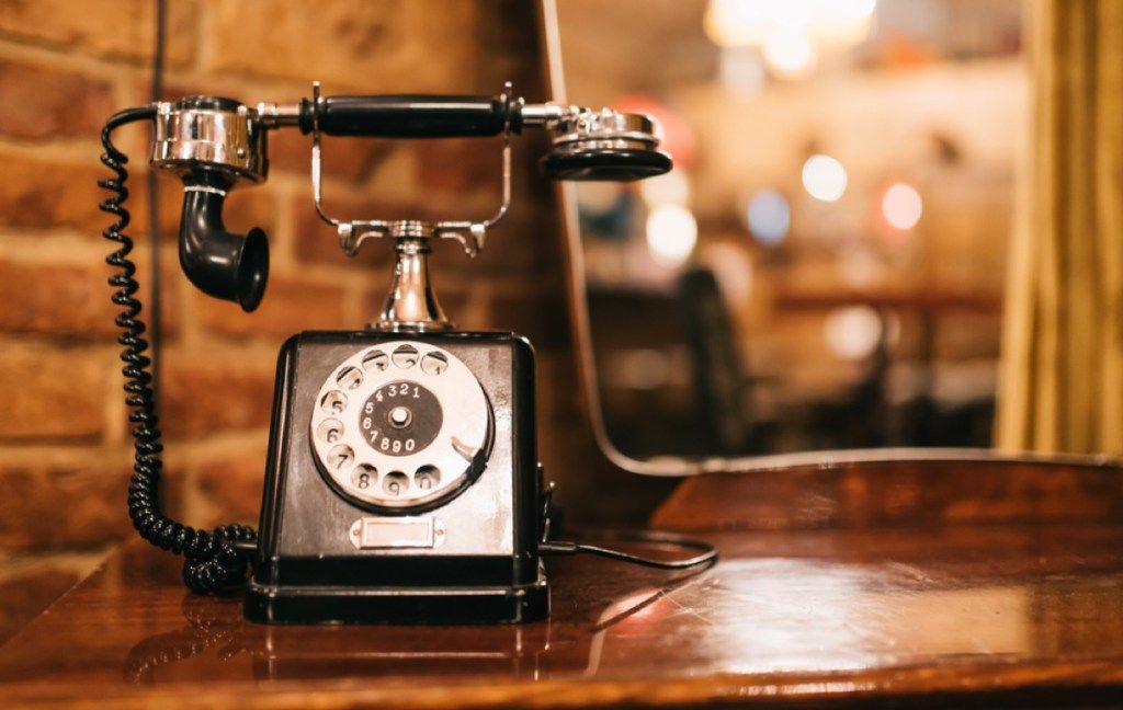 antikk telefon på bordet, vintage hjemmeoppgraderinger