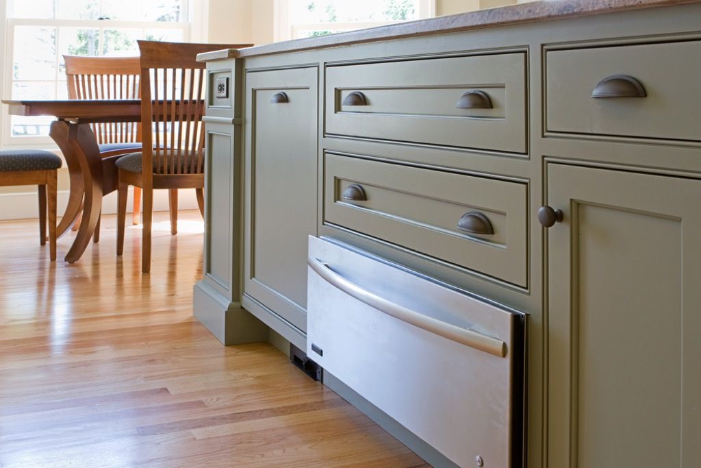 зелени кухненски шкафове и чекмедже на фурна, надстройки на дома