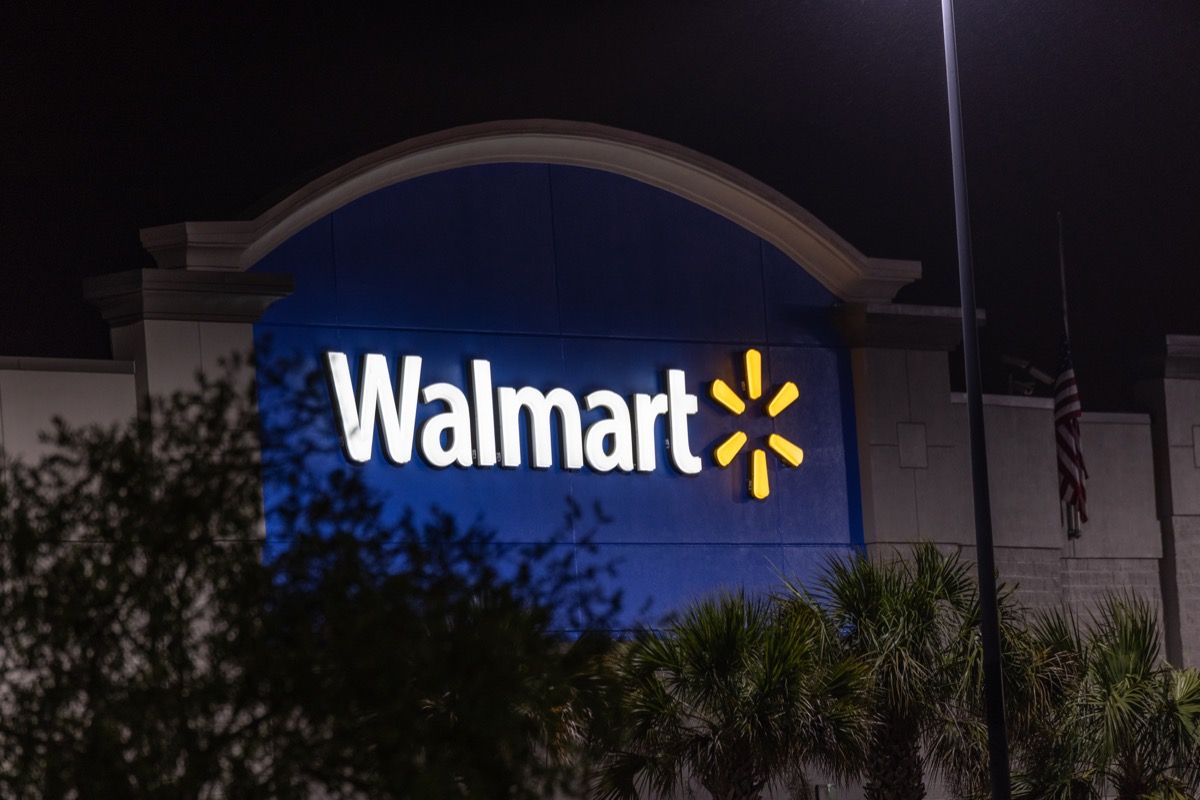 Walmart podepsat na exteriér obchodu v noci