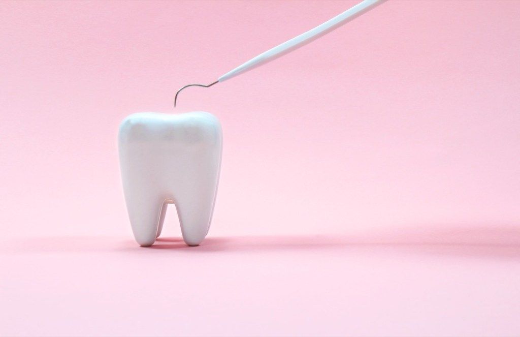 một chiếc răng bị cô lập đang được thăm dò, dự đoán năm 2020