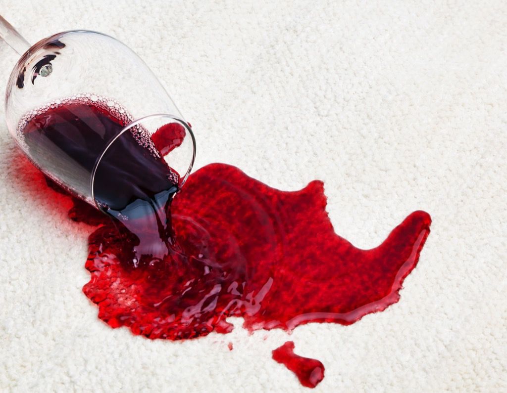 Crveno vino prosipa bajke stare žene - stare žene