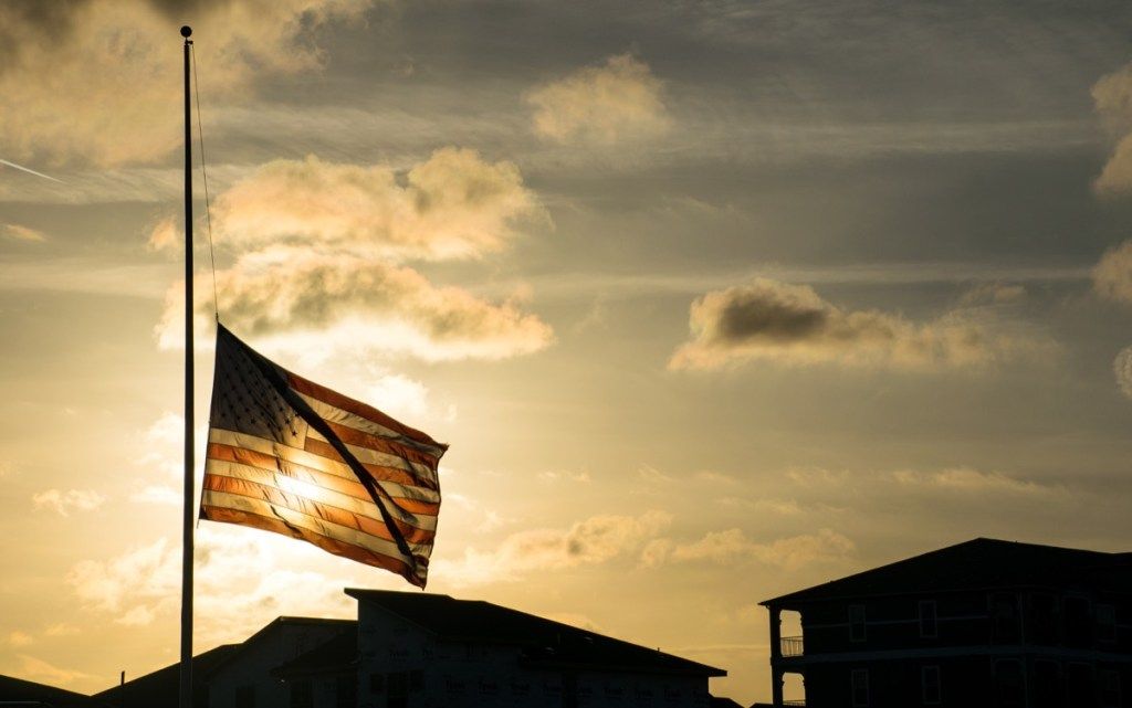 日没時の半旗の旗