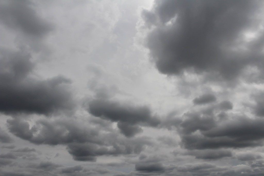 曇り空の天気はあなたの気分に影響を与えます