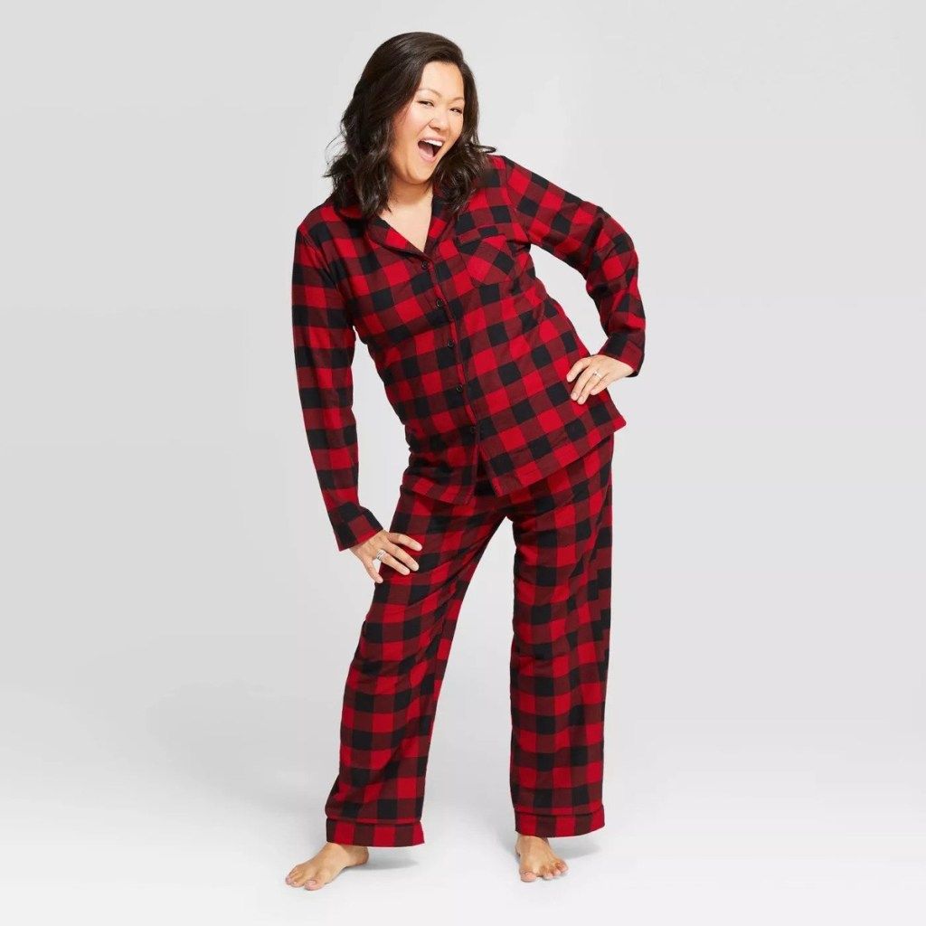 30-asiatisk kvinne i rød og svart pyjamas